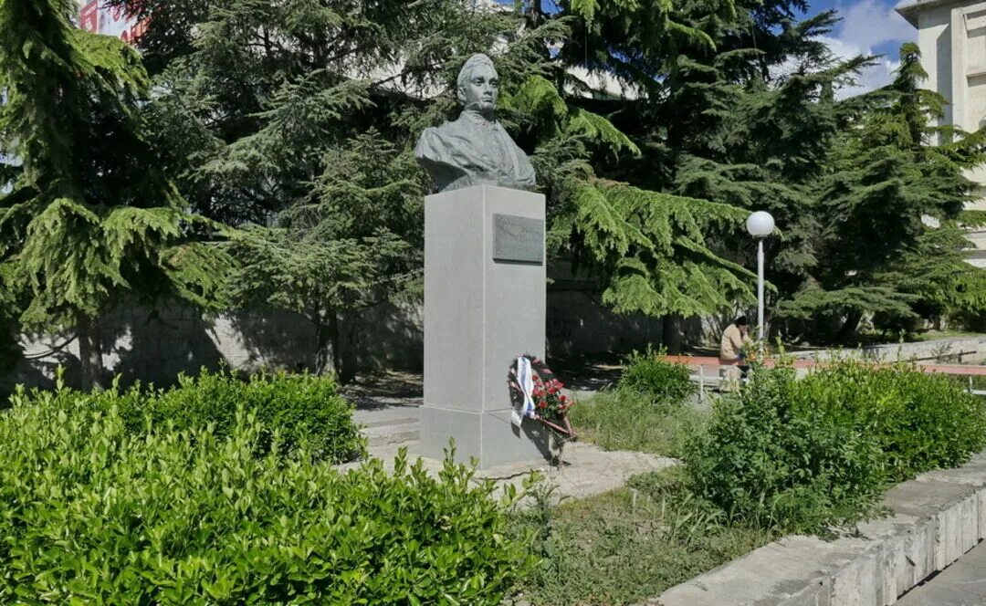 Памятник а.с. Грибоедова в Алуште. Памятник Грибоедову в Алуште. Грибоедов памятник в Крыму. Крым Алушта памятники. Грибоедов о крыме