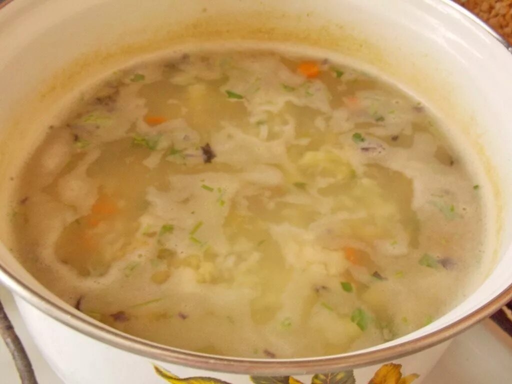 Суп курица с картошкой в кастрюле. Суп картофельный в кастрюле. кастрюля с куриным супом. суп с капусты и картошки с курицей в кастрюле. капустный суп кастрюля.