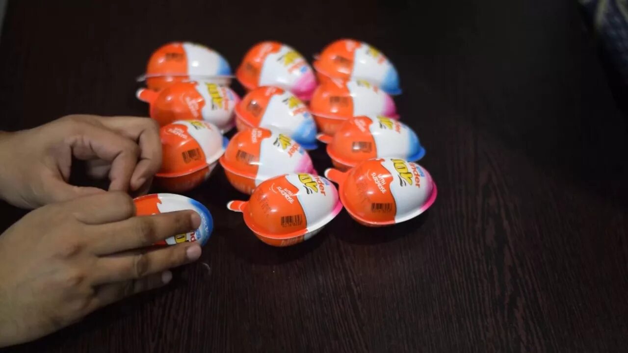 12 Киндер сюрпризов. Kinder Joy яйцо. Сюрпризы для 12 лет. Kinder Joy черно белый.