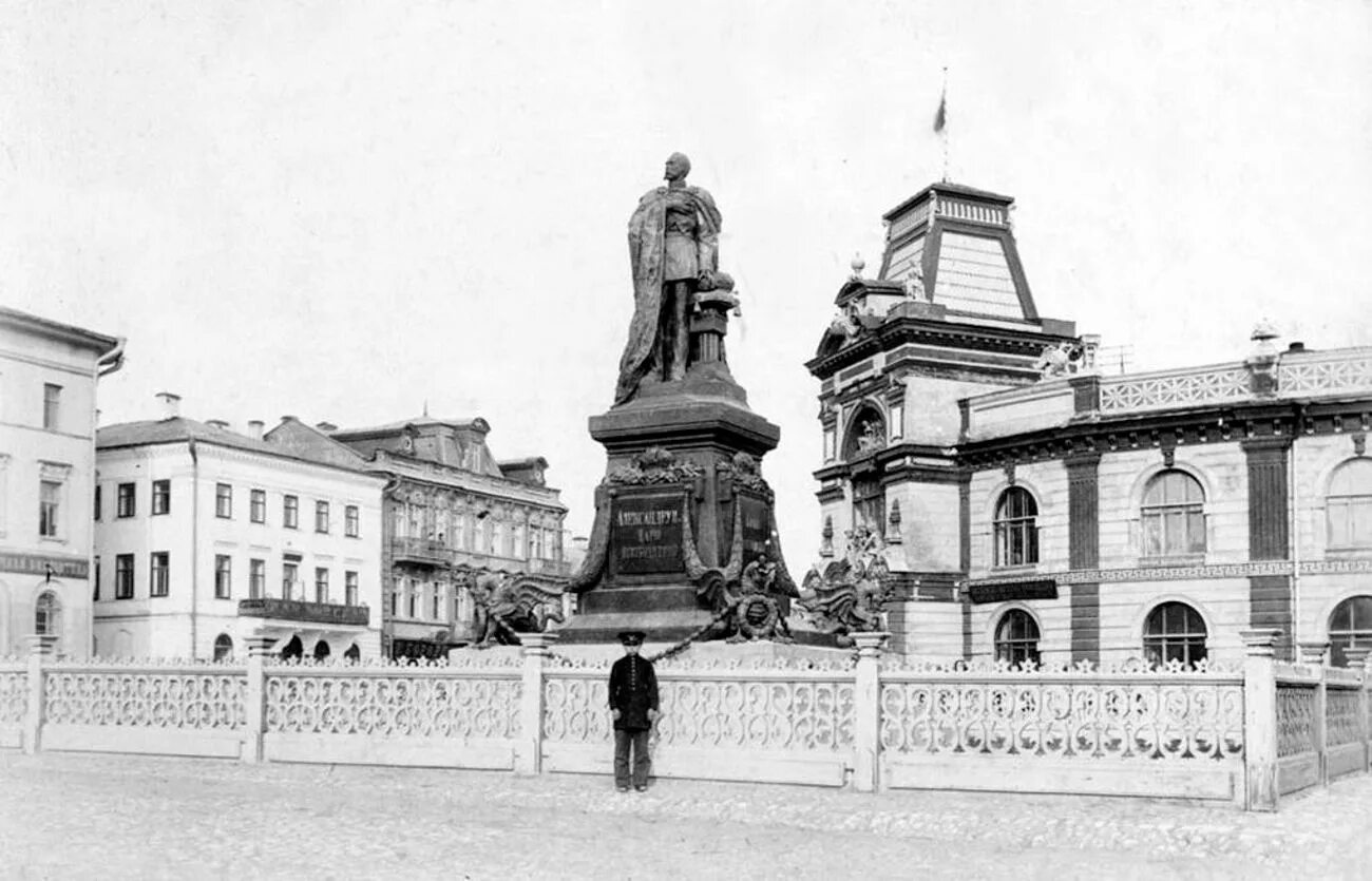 Хронограф памятник культуры. Памятник Александру 2 в Казани. Памятник Александру 2 в Казани 19 век. Памятник Александру 3 в Казани. Шервуд памятник Александру 2 в Казани.