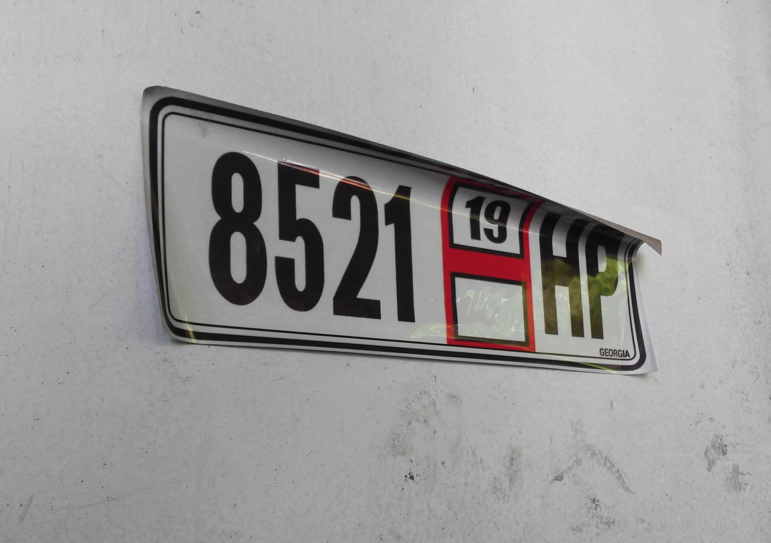 Наклейка вместо номерного знака. Автомобильные номера. Наклейка на гос номер. Гос номер дубай. Номерные знаки наклейки.