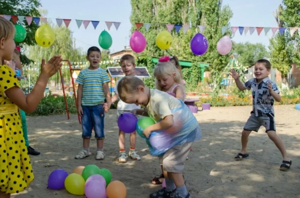 Соревнования шаров. Конкурсы с шарами. Эстафета с воздушными шарами для детей. Эстафеты с воздушными шарами в детском саду. Конкурс с шариками воздушными.