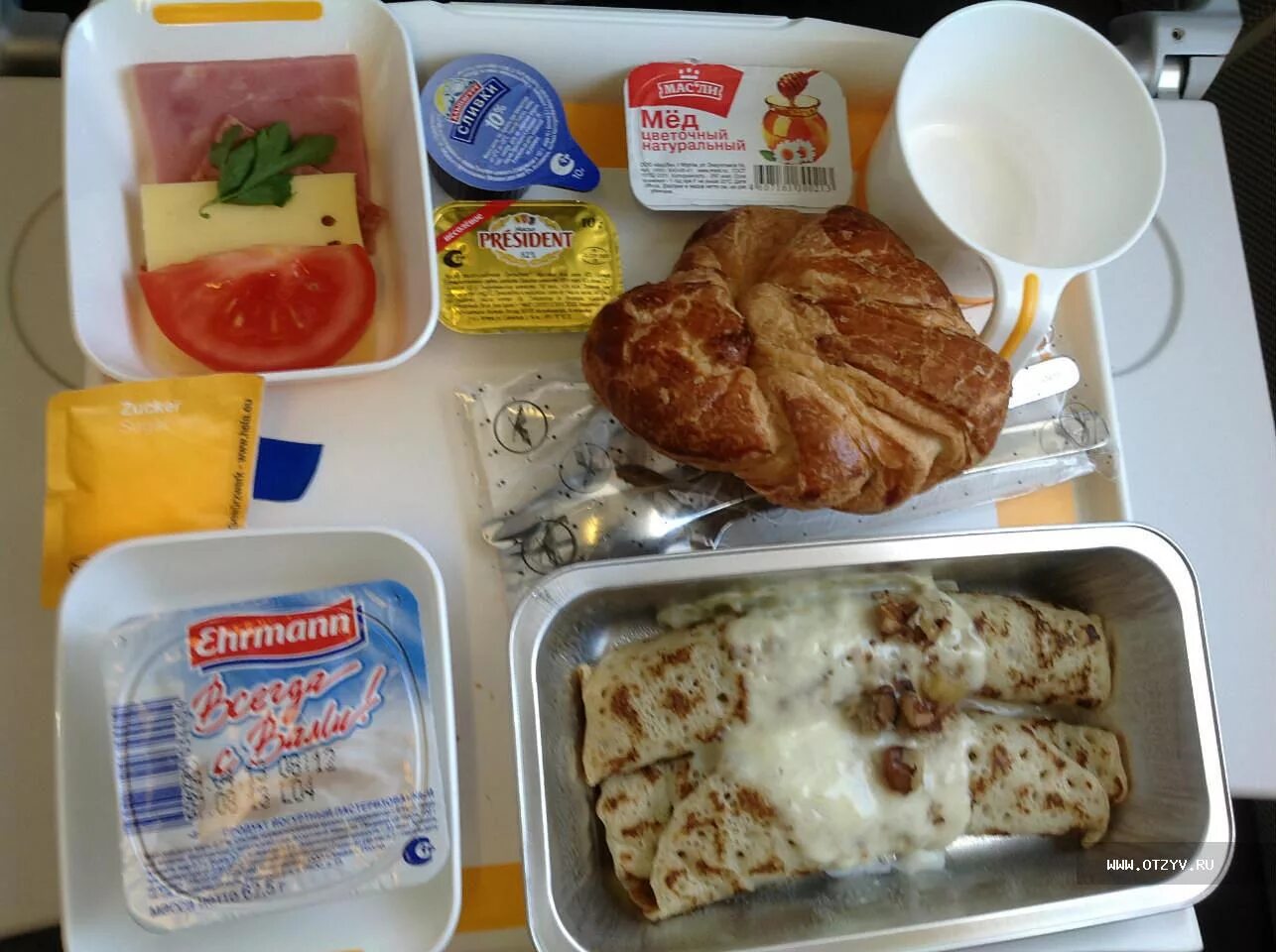 Сколько раз кормят в поезде. Питание в поезде. Еда в поезд. Обед в поезде. Питание в поезде РЖД.