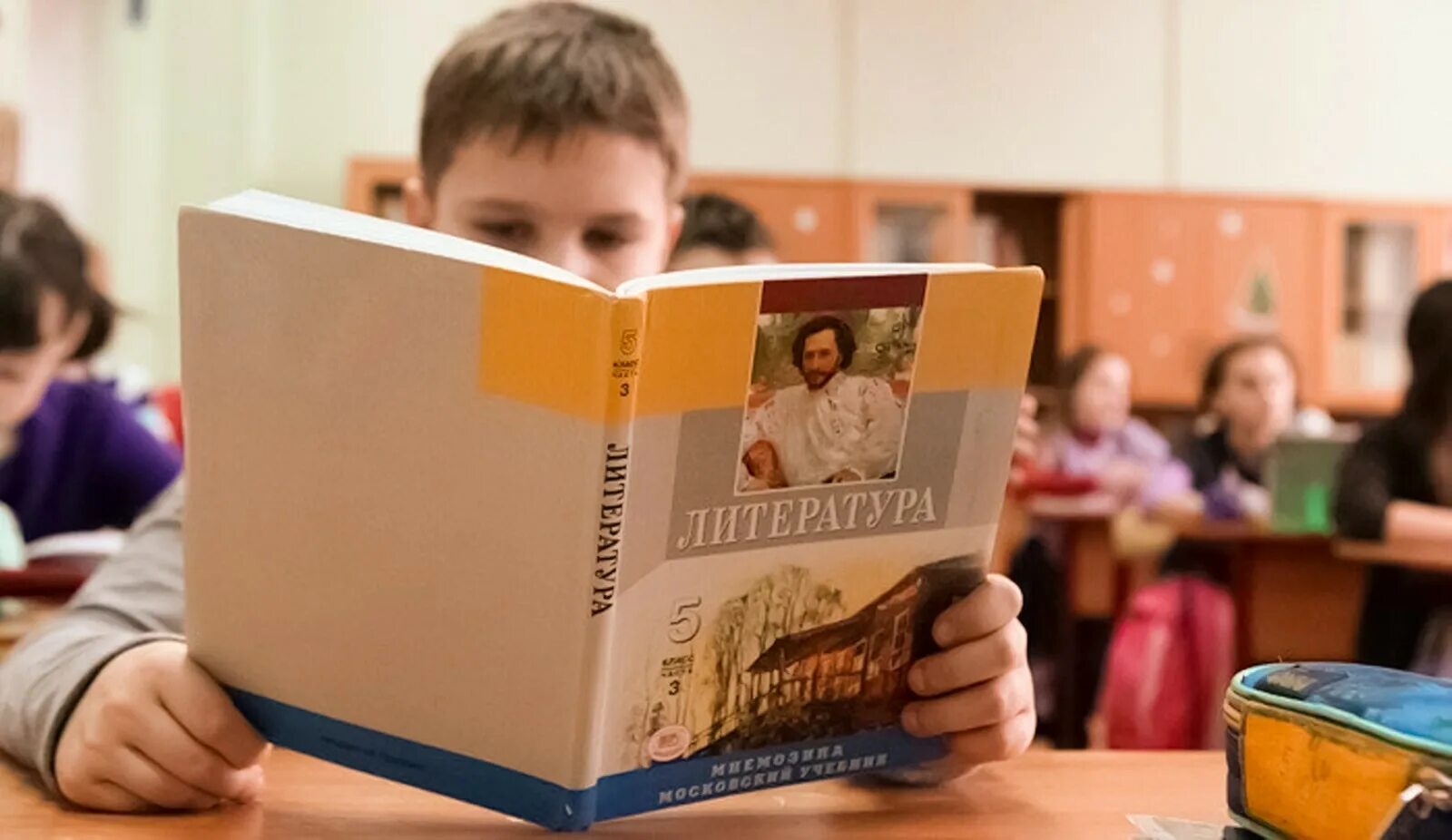 На уроке чтения читай. Урок литературы в школе. Преподавание литературы в школе. Литература в школе. Школьник с учебником.