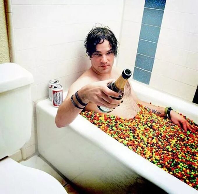 Мужик купается в ванной. Мужчина в ванной. Мужчина купается в ванной. Люди в джакузи. Мужчина в ванной.