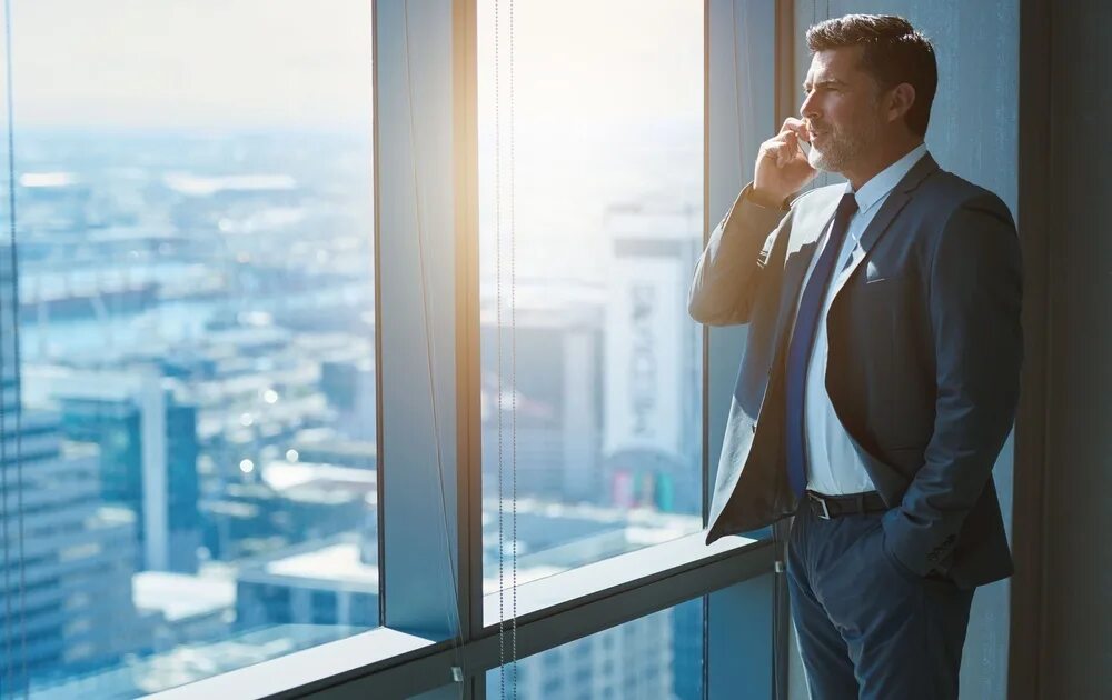 Бизнес портрет москва сити. Бизнесмен москва сити. Деловой портрет на фоне москве сити. Бизнесмен на фоне небоскреба. Бизнесмен москва сити.