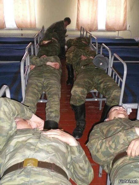 Где отбой. Кровати в армии. подъем в армии. отбой в армии. армия перевернул кровать.