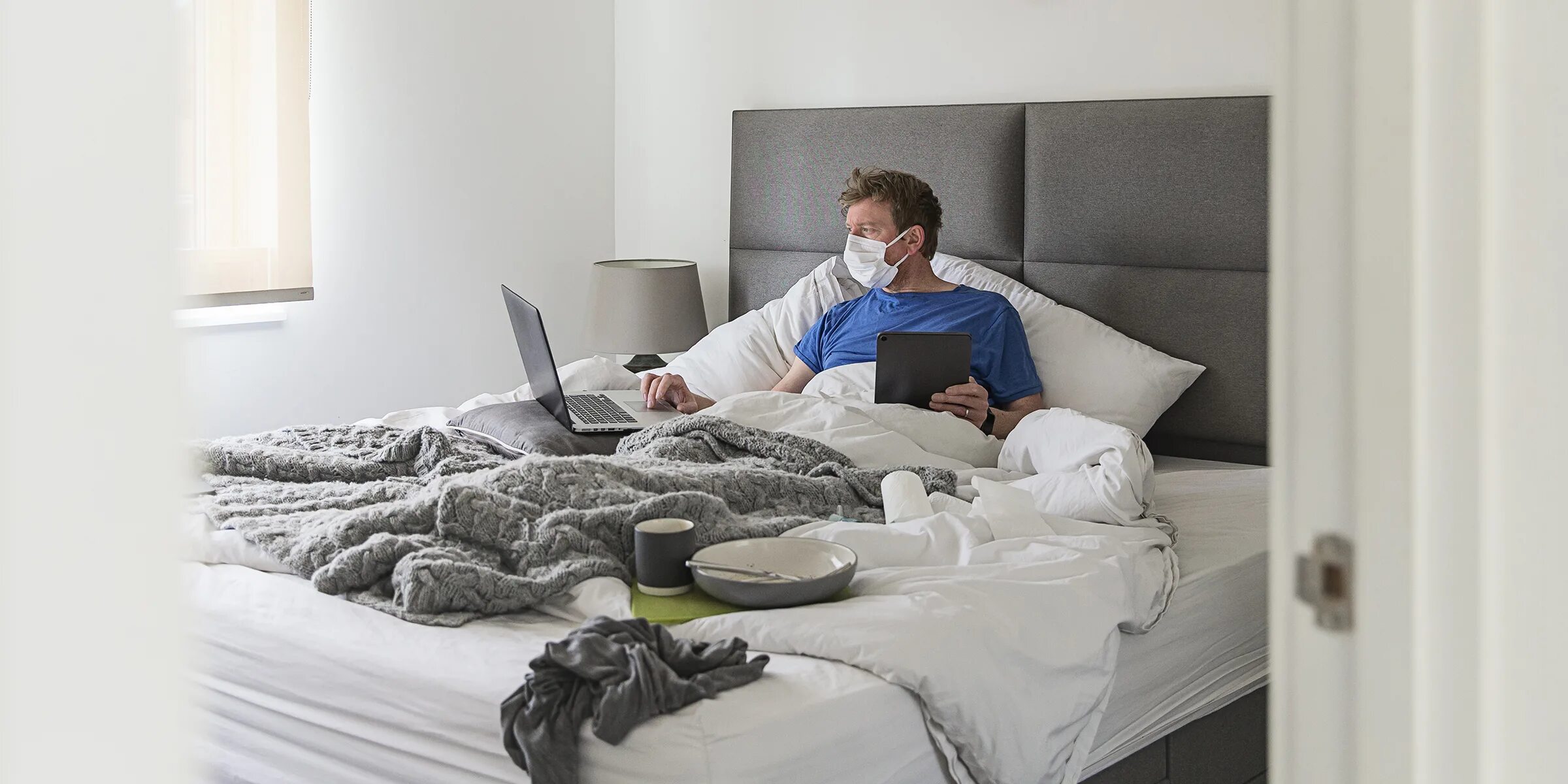 Девушка с ноутом. Инфографика причины. Сколько сидит дома. Мама с ребенком за компом. Сколько сидит дома.