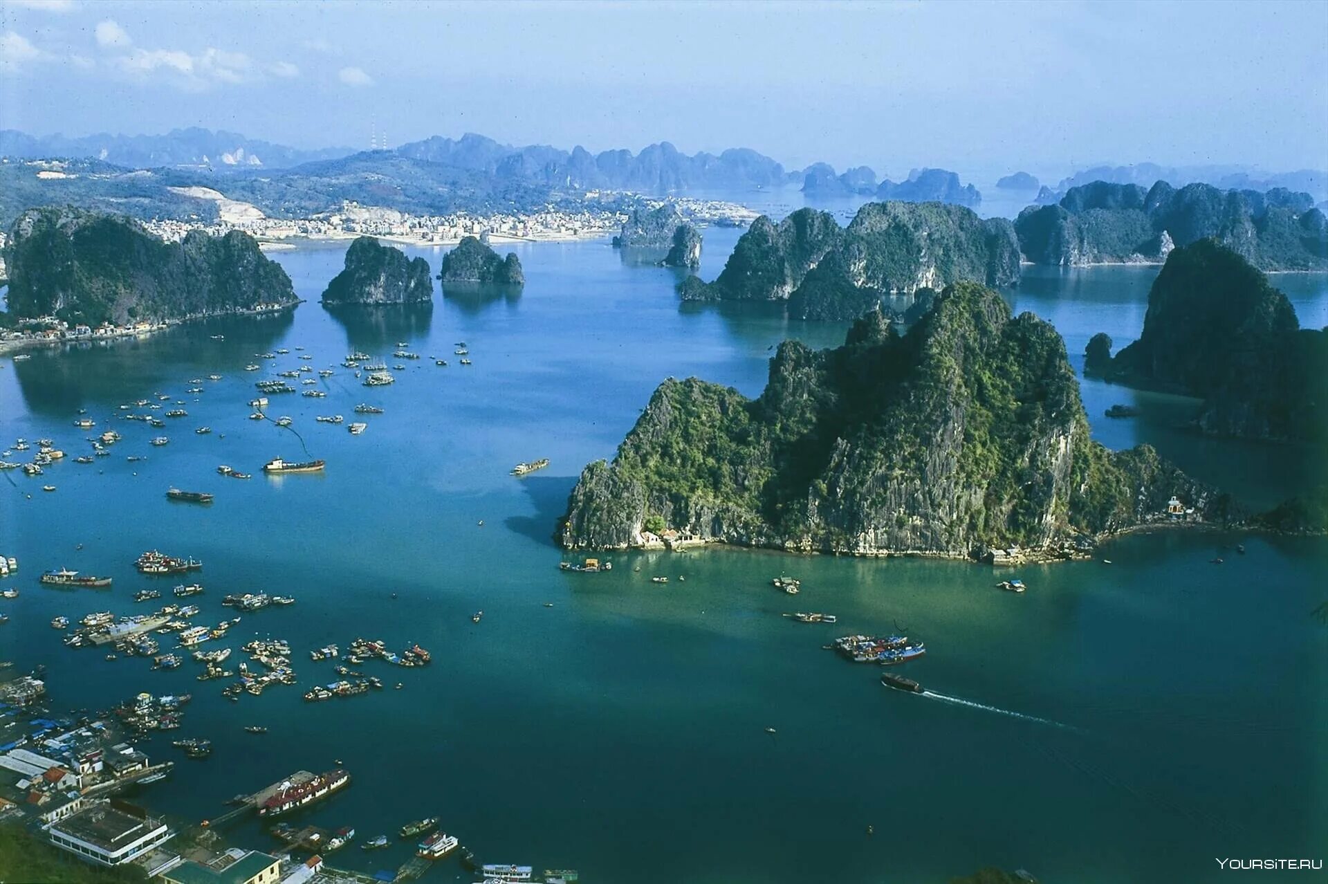Вьетнам ханой бухта халонг. Залив халонг вьетнам. Изумрудная бухта халонг. Ханой). Монстр бухты халонг.
