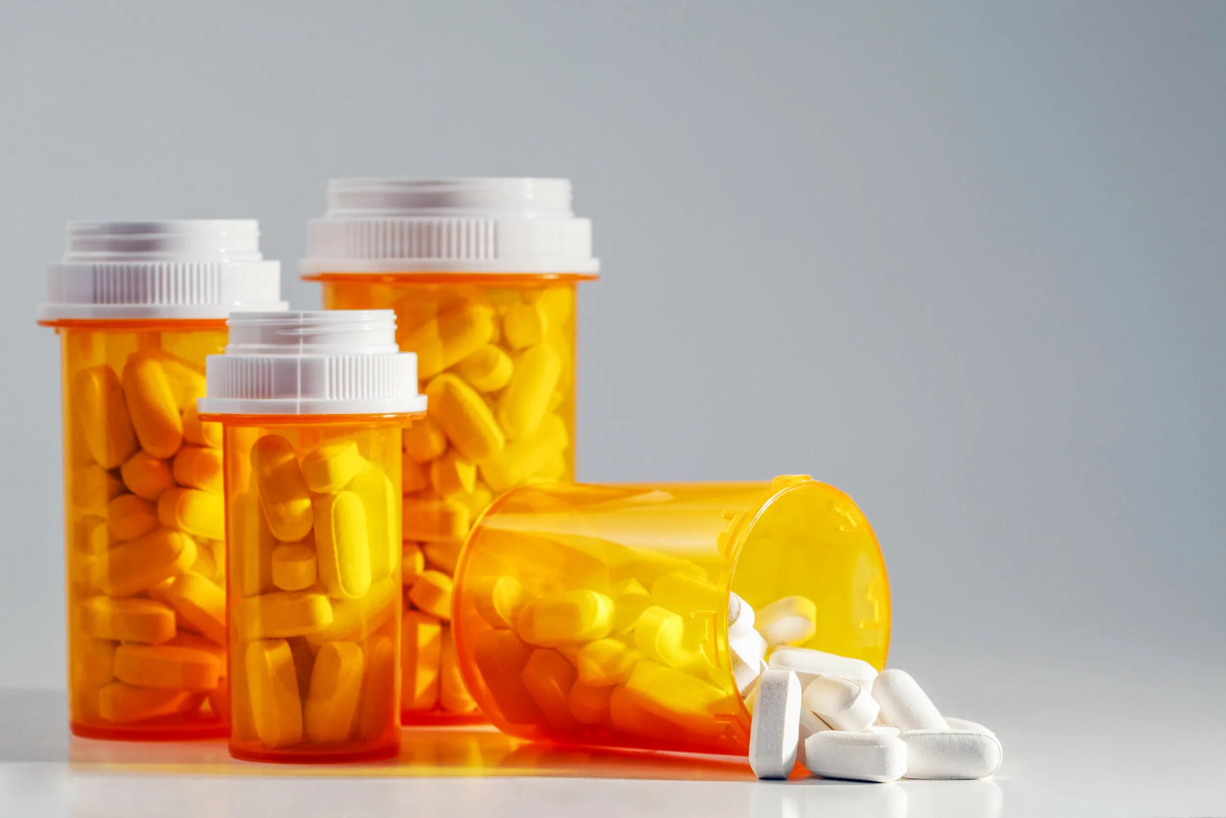 Лекарство в бутылочке. Баночка с таблетками. Желтые баночки для лекарств. Таблетки в желтой баночке. Оранжевые баночки для лекарств.