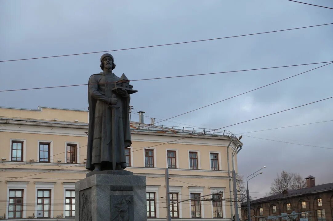 Памятник ярославу города ярославль. Памятник ярославу мудрому на богоявленской площади. Город ярославль памятник ярославу мудрому. Памятник ярославлю мудрому. Ярославль достопримечательности памятник ярославу мудрому.