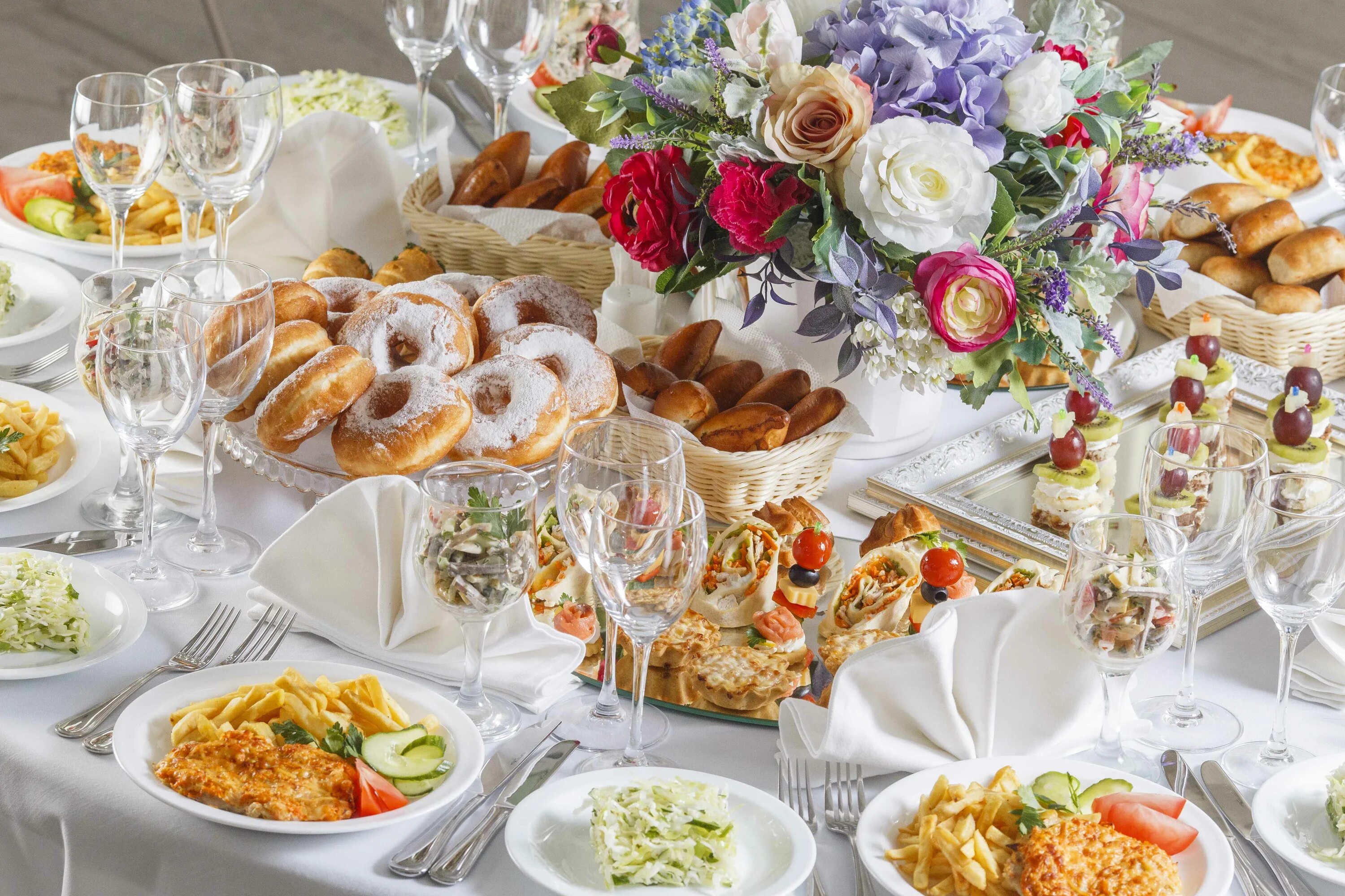 Тарелка с едой. Мясная нарезка на праздничный стол фото. Смачного столу. Смачного столу. Блюда на столе.