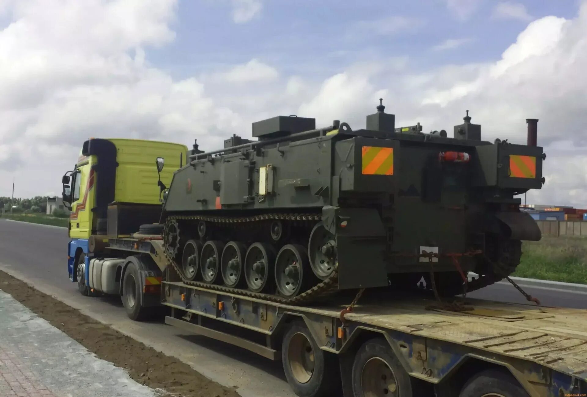 Тралл перевозки танков военный трал. Машина с призывниками. Воинские железнодорожные перевозки. Перевозка военнослужащих. Погрузка военной техники на жд платформу.