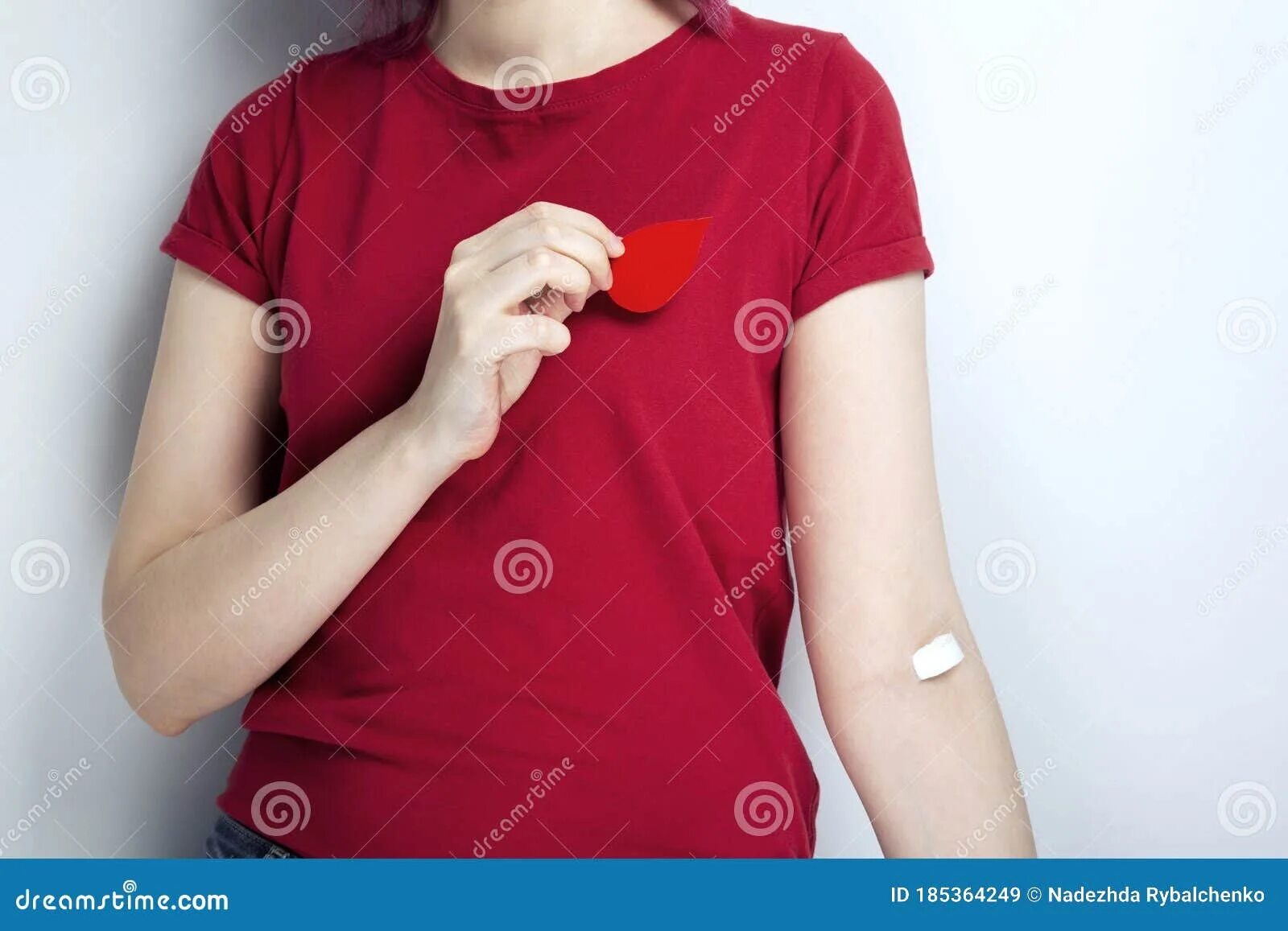 Девушка в красной майке. Девочка в красной футболке. Крови для девочка подростков.