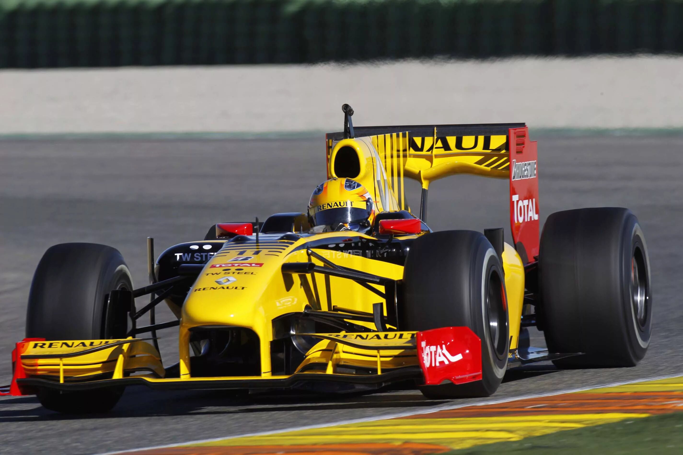 Формула 1 номер 13. Renault f1 r 30. Болид ф1 Рено. Болид Renault 2002.