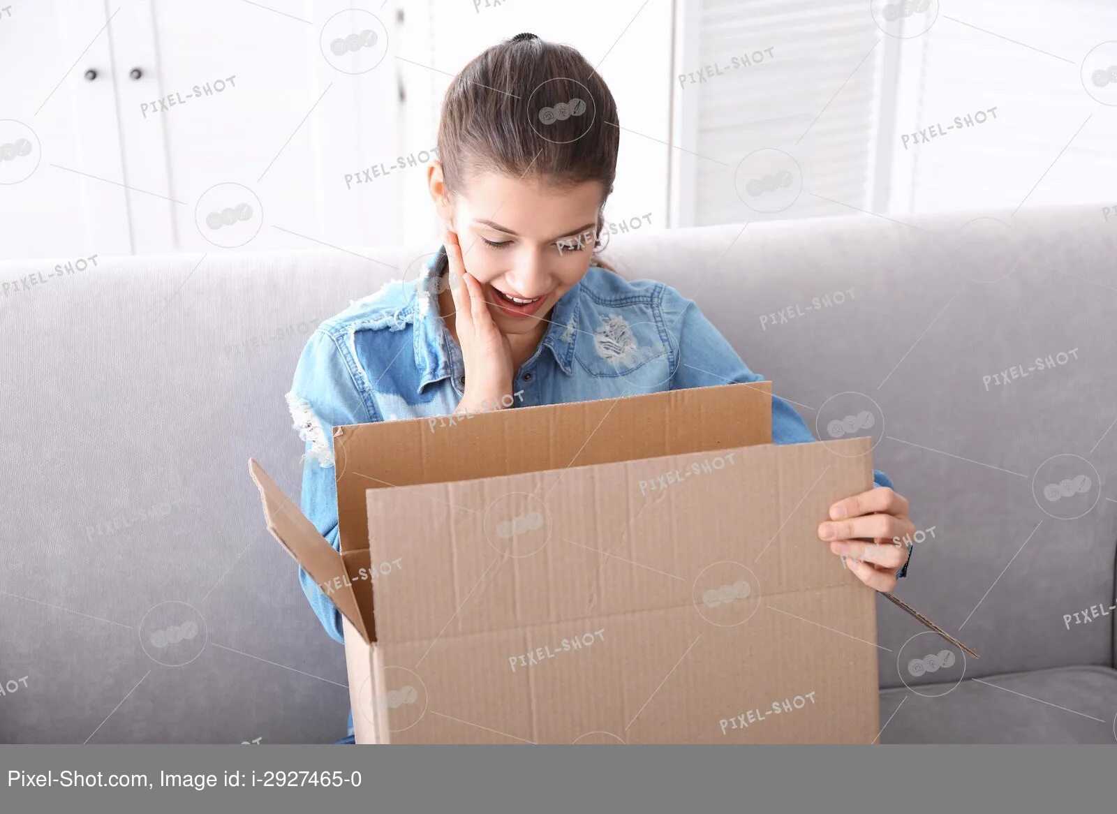 Девочка открывает коробку. Девушка открывает коробку. Девушка с коробкой. Девушка распаковывает коробки. Девушка открывает коробку.