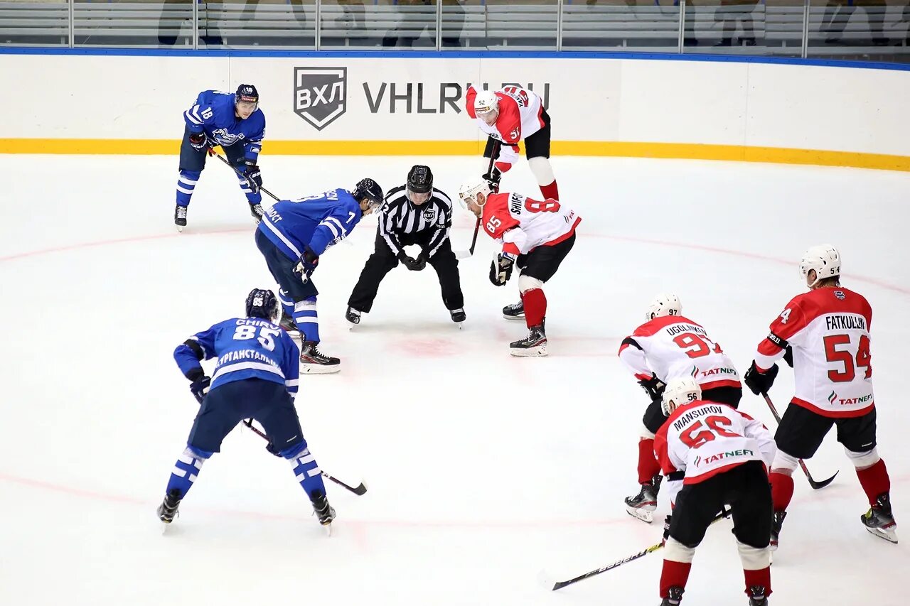 Вхл курган зауралье. Нефтяник (хоккейный клуб, альметьевск). Нефтяников 17 альметьевск. Зауралье нефтяник альметьевск. Хоккей зауралец курган.