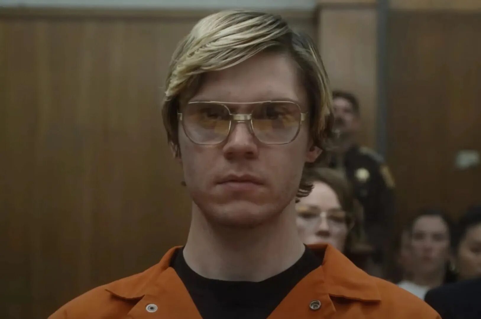 Маньяк дамер нетфликс. Дамер сериал 2025. джеффри дамер. монстр джеффри дамер сериал.