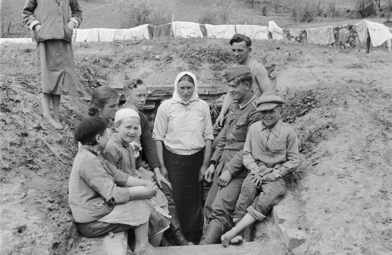 Фашистская деревня. 1942. Белгородская деревня на снимках Франца Грассера. Советская деревня глазами Солдатов вермахта. Фотографии войны Франца Грассера. Солдаты вермахта в Советской деревне.