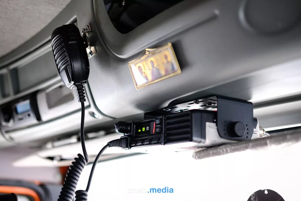 Рация в рапид. Держатель рации в автомобиль. Рация фольксваген т4. Автомобильная рация в камаз. Установка рации в автомобиль.