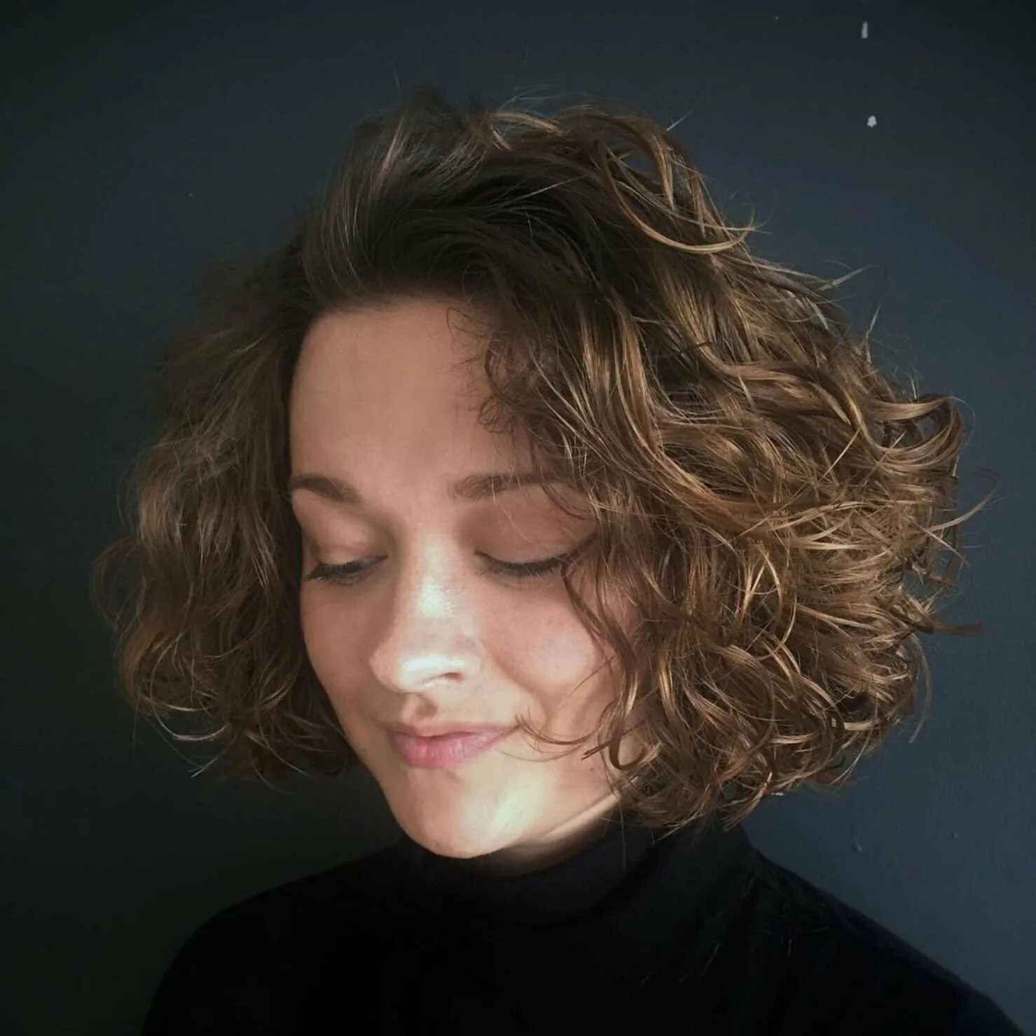 Кудрявые волосы подросток. Wavy Bob кудрявый. Прически на кудрявое каре. Каре на вьющиеся волосы. Стрижка каре на кудрявые волосы.