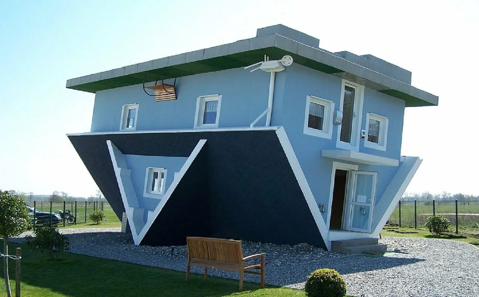 Самая дом крыша. Странный дом (weird house). альпы.. интересный дом. необычные дома. необычные крыши домов.