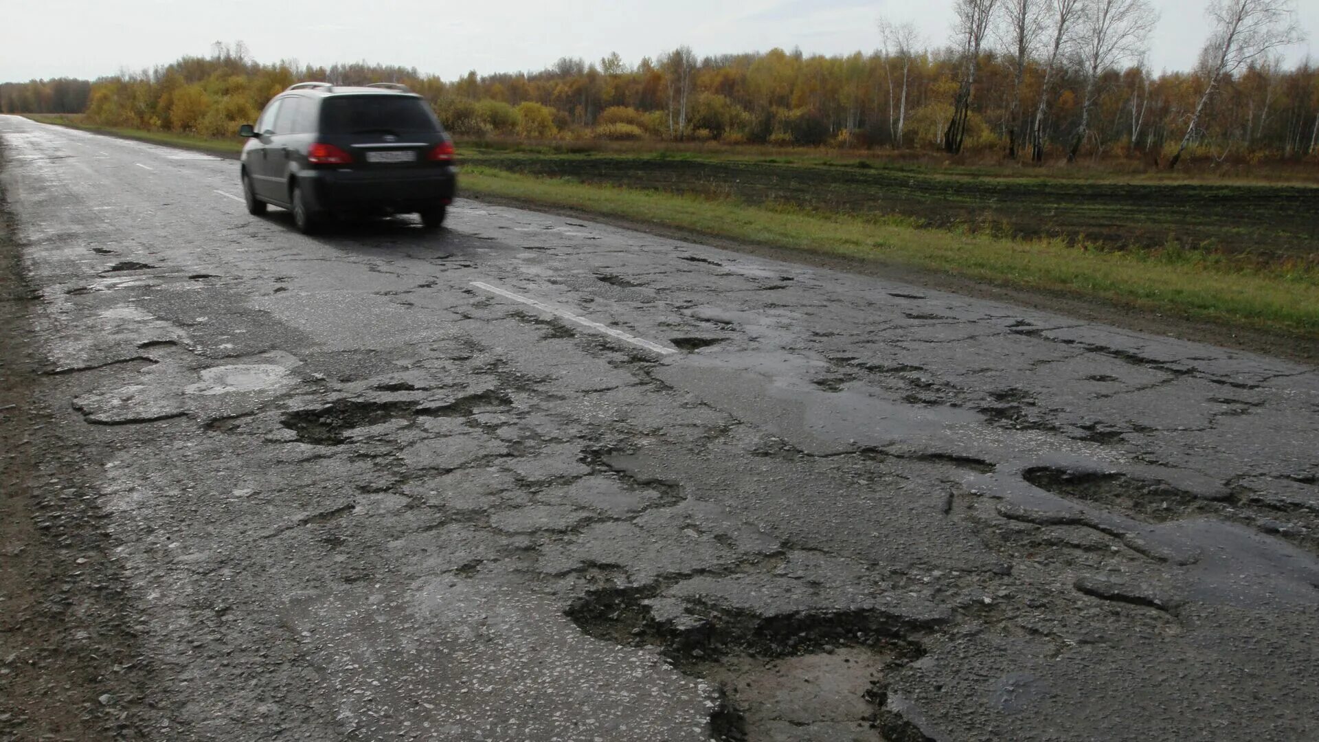 Плохие дороги в россии. Разбитая дорога. Плохие дороги. Плохая дорога. Дороги России.