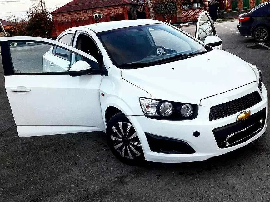 Шевроле авео т300 белая. Ангельские глазки авео т300. Автомобиль дымит. Дхо авео т300. Пар из выхлопной трубы.