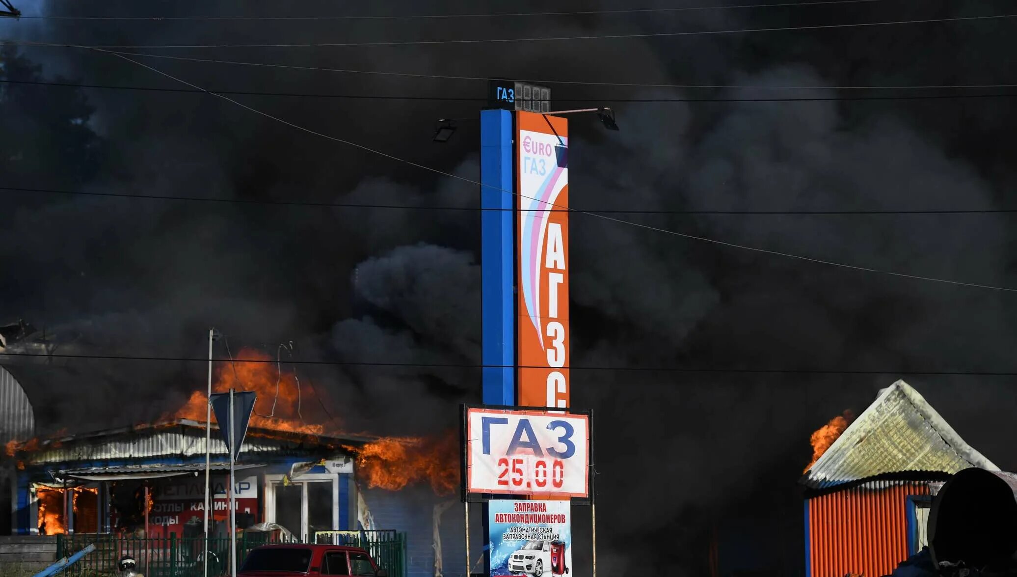 Пожар на АЗС Новосибирск. Взрыв в Новосибирске 14-06-2021. Взрыв бензоколонки в Новосибирске.