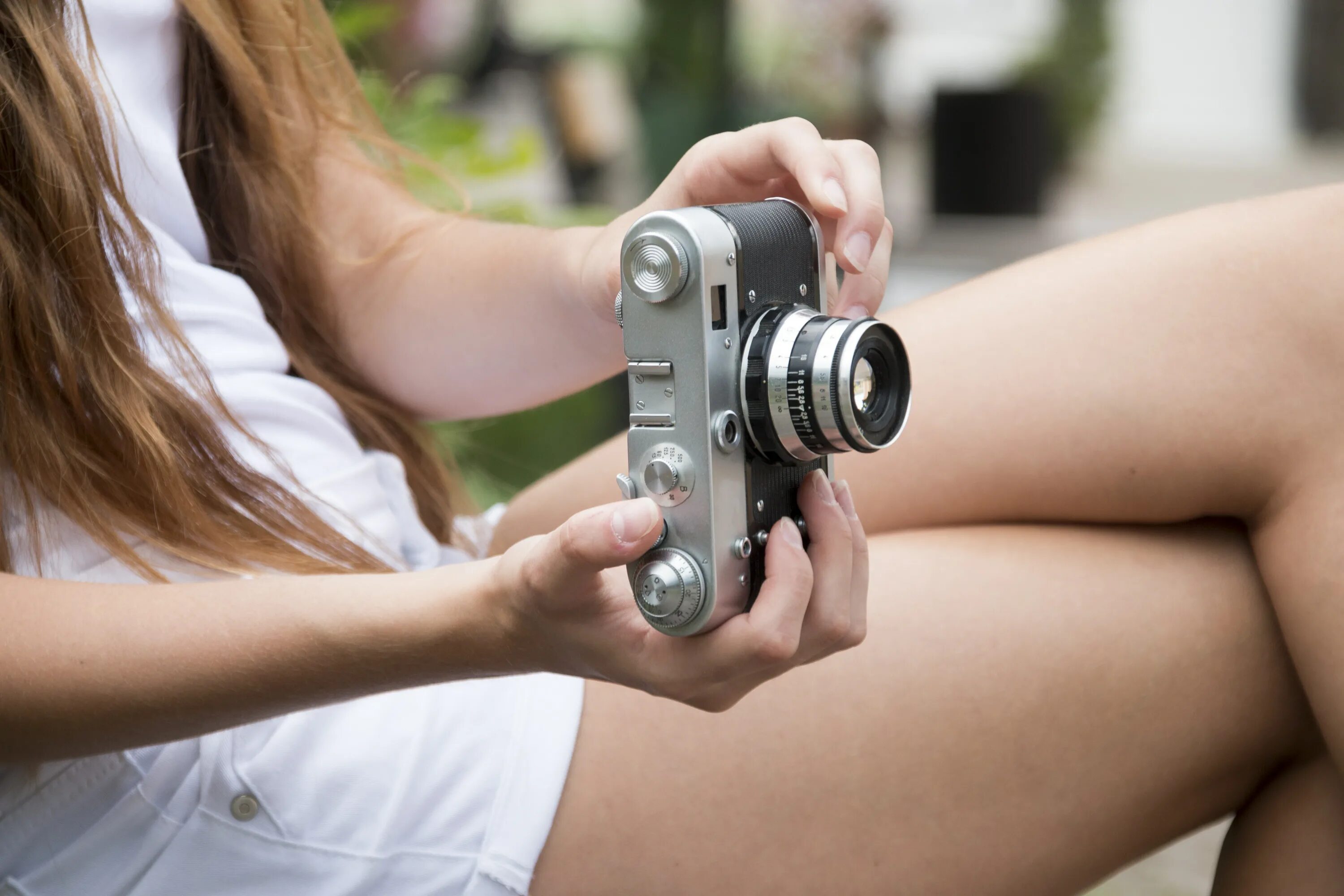 Фотокамера в руках. Девушка с фотоаппаратом. Фотограф с фотоаппаратом в руках. Фотоаппарат в руках. Какую роль играет объектив
