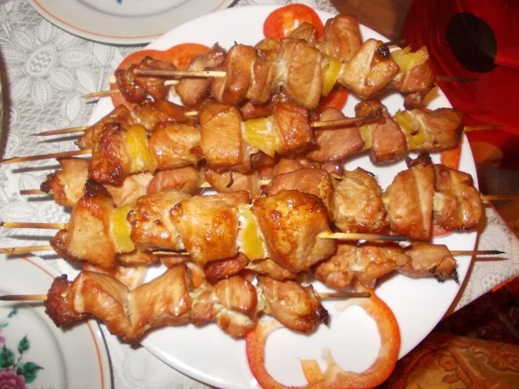 шашлычки на шпажках в духовке из свинины. шашлык на шпажках. шашлык на шпажках в духовке. шашлык с картошкой в духовке. мясо на шпажках в духовке.