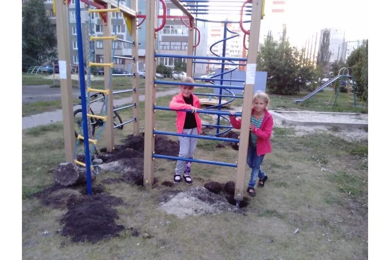 Наш двор ульяновск. Монтаж детских площадок. Закладные детская площадка. Закладная для детской площадки. Детская площадка Пятилеток.