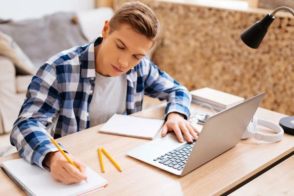 Учеба дом работа. Студент за домашней работой. студент делает домашнюю работу. подросток делает домашнюю работу. студент делает домашнее задание.