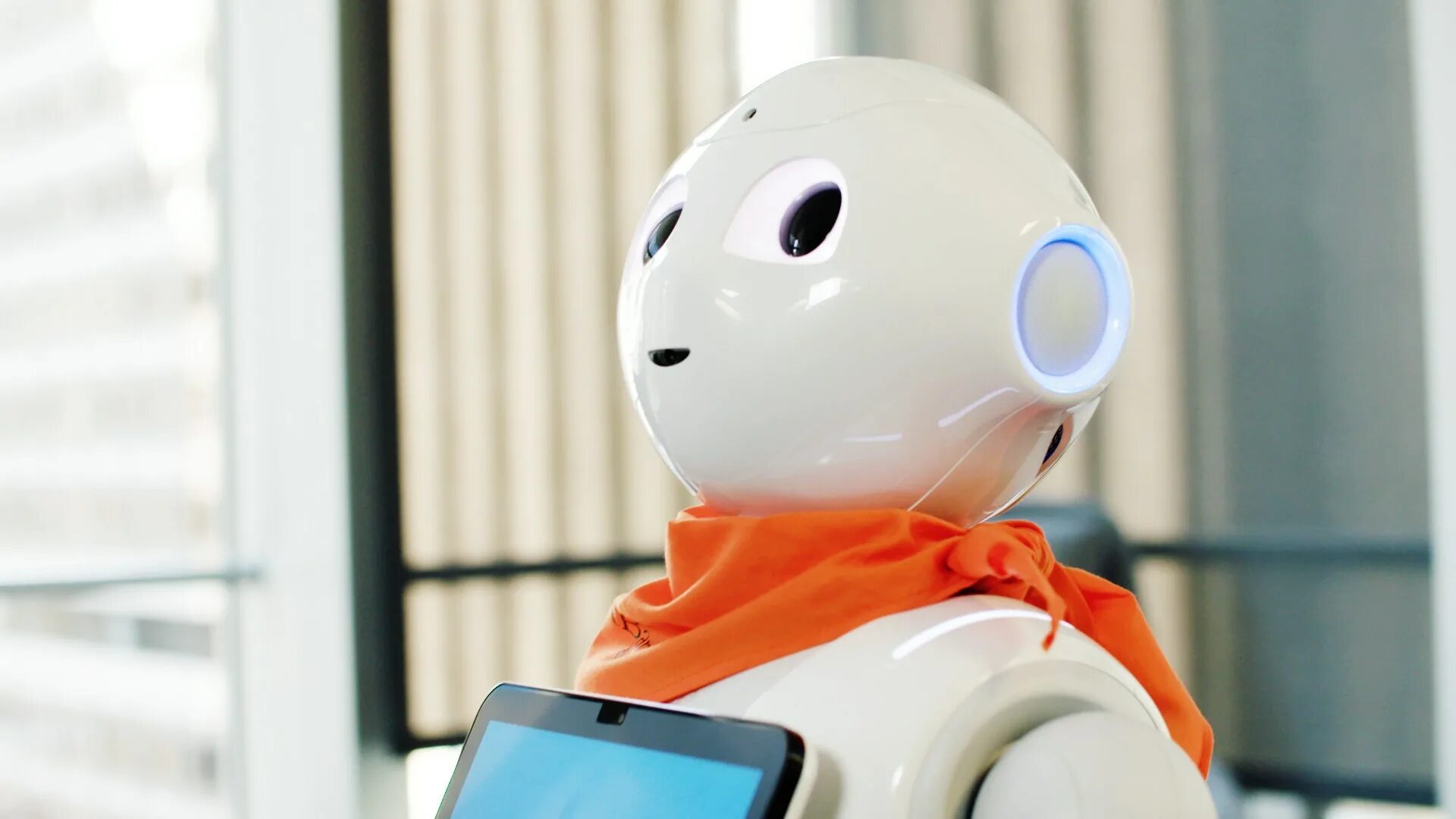 Н робот. Робот pepper. маленький робот новый год. робот пеппер голова. радость релокации у робота.
