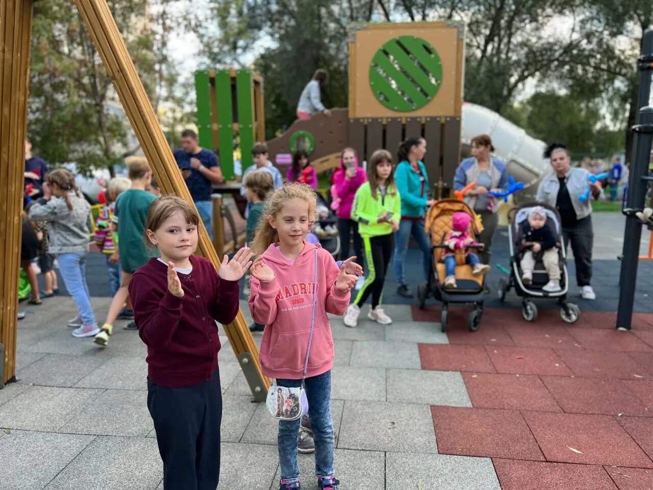 Открыл новую детскую площадку