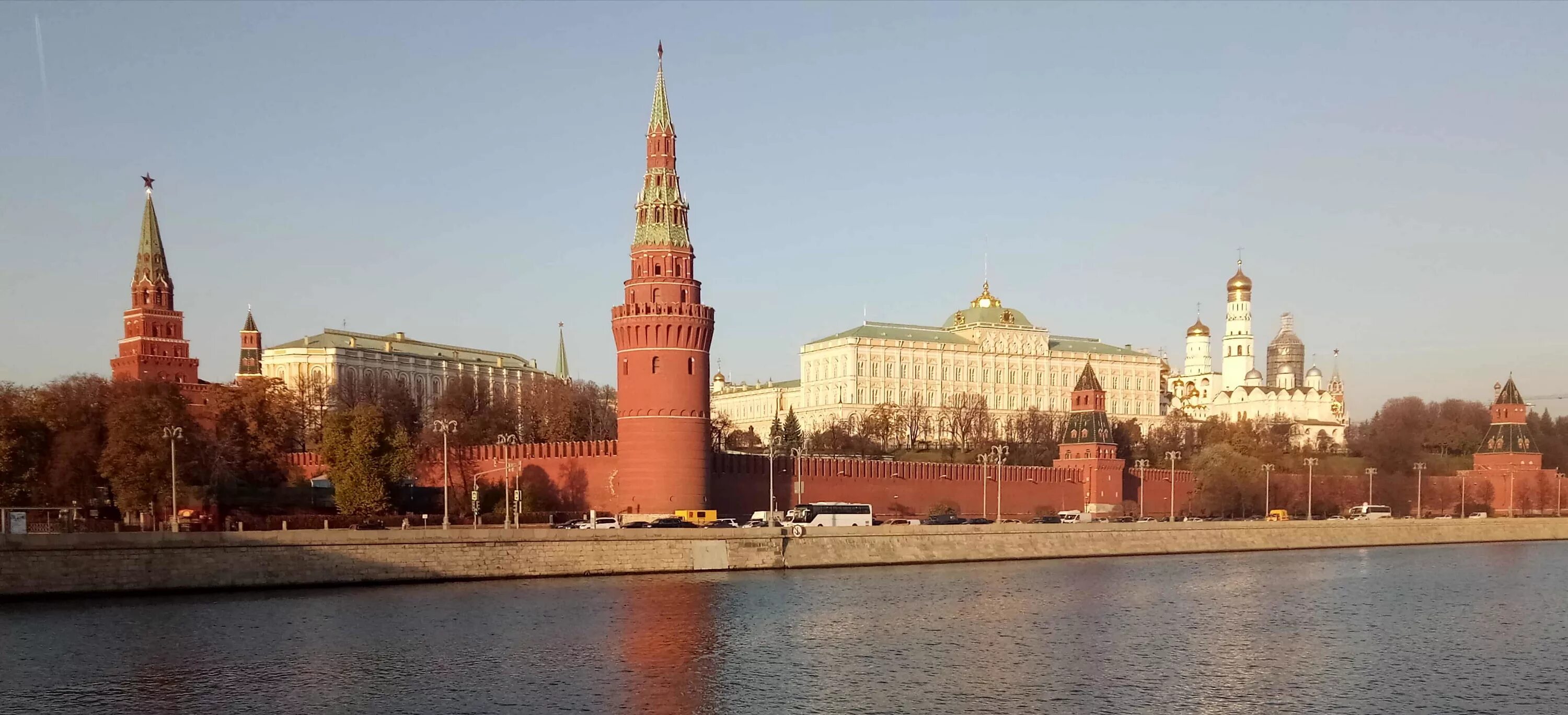 Кремль с заглавной буквы. Кремль происхождение слова. Вид московского кремля с софийской набережной. Храм христа спасителя и храм василия блаженного. Почему слово москва надо писать с заглавной.