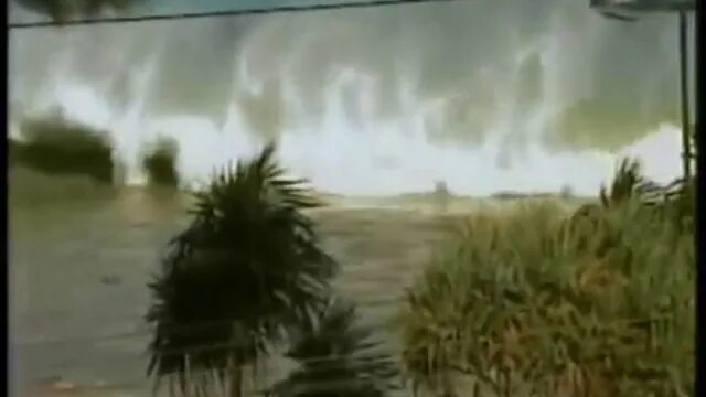 пхукет наводнение 2004. цунами в тайланде 2004 патонг. отлив перед цунами в тайланде 2004. цунами 2004 андаманские острова-. цунами в таиланде в 2004 волна.