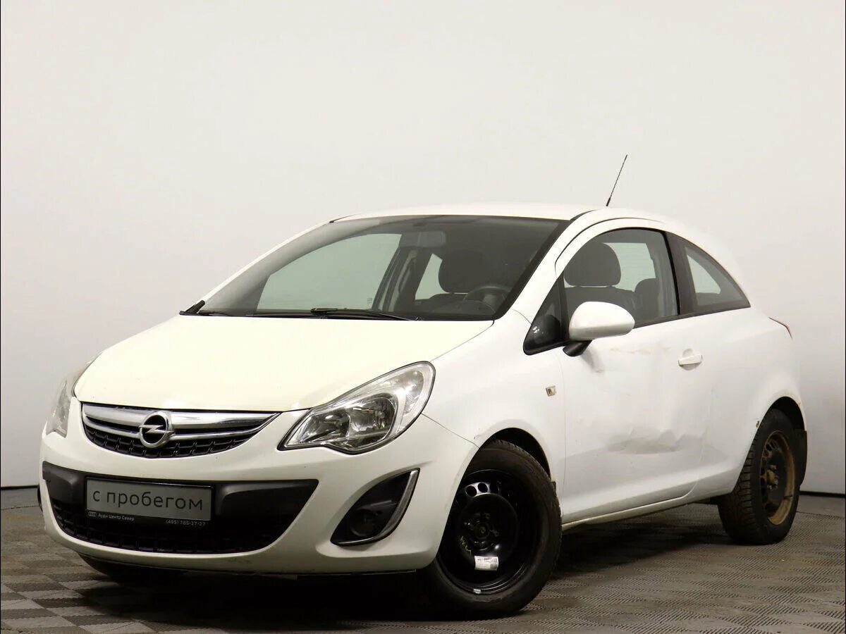 Корса автомат купить. Opel Corsa all White. Белый автомобиль хэтчбек. Опель Корса белый с видеонаблюдения. Опель Корса белый с камеры видеонаблюдения.