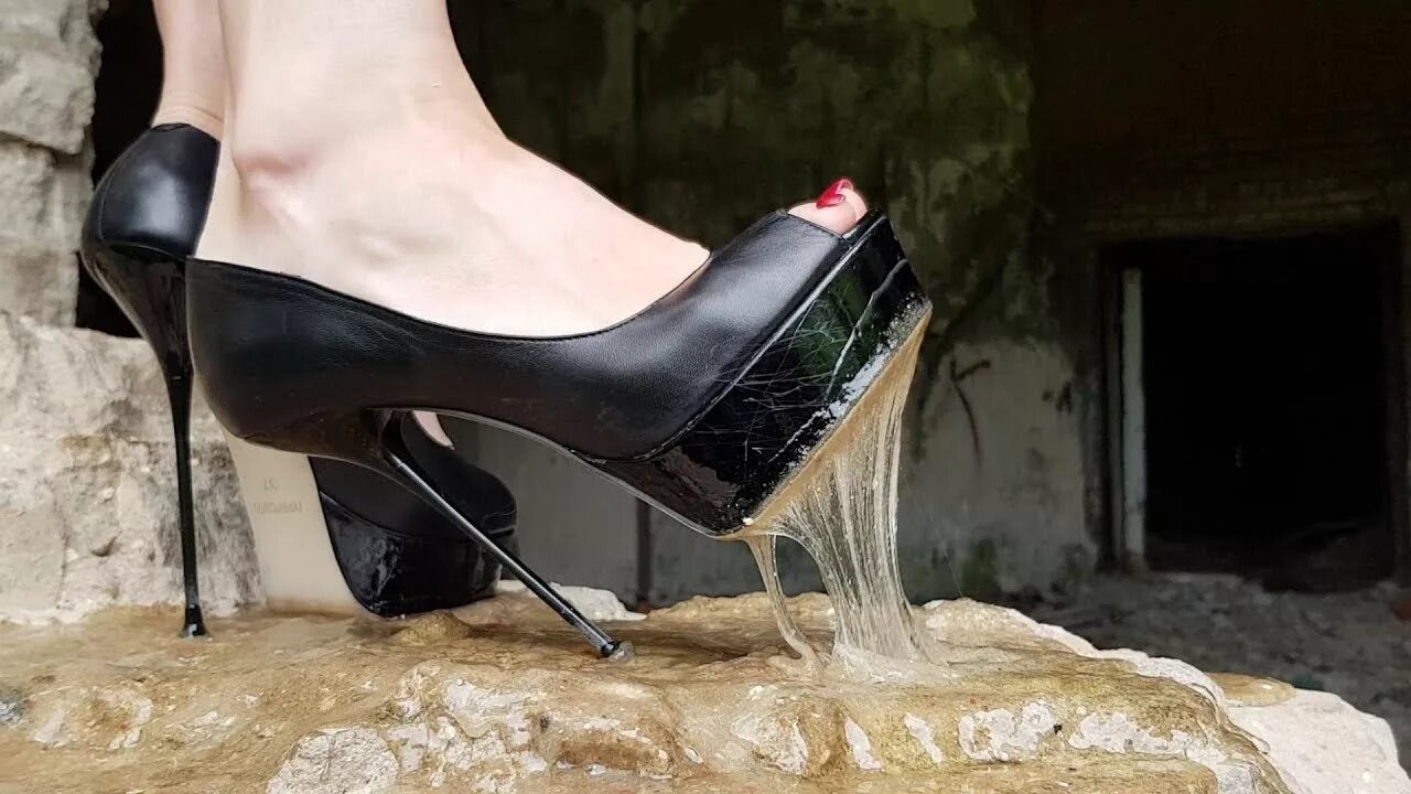 Cleaning femdom. Грязные женские туфли. Грязные туфли на каблуке. Грязные каблуки. Женщина в туфлях на каблуке.
