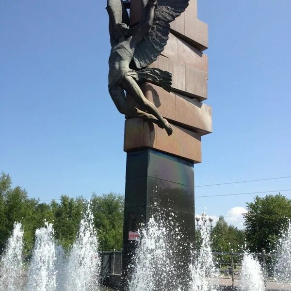 Сквер космонавтов. Парк космонавтов красноярск. сквер космонавтов красноярск. памятники в парке терешковой красноярск. памятник сквер космонавтов красноярск.