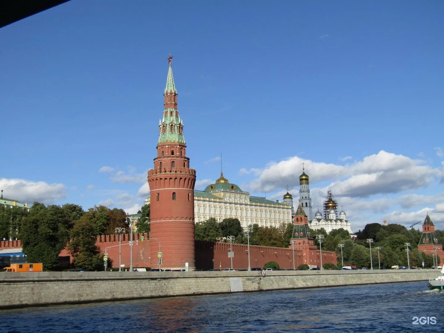 Боровицкий холм в москве. Беклемишевская (Москворецкая) башня. Водовзводная башня башни Московского Кремля. Боровицкая и Водовзводная башни. Московский Кремль холм.