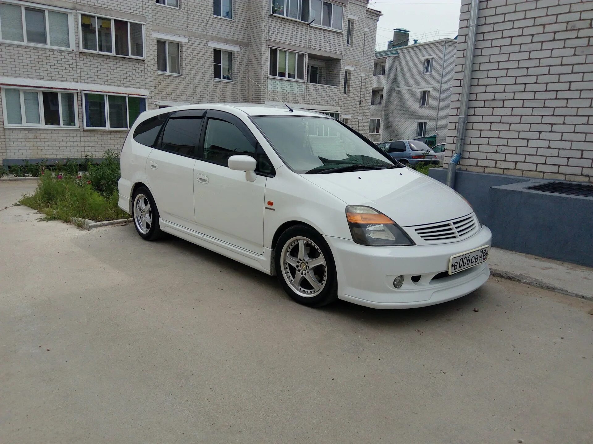 Honda stream 1. Honda Stream 2001 Tuning. Хонда стрим 2001 1.7. Хонда стрим 2001 1.7 белый. Honda Stream rn3 r17.