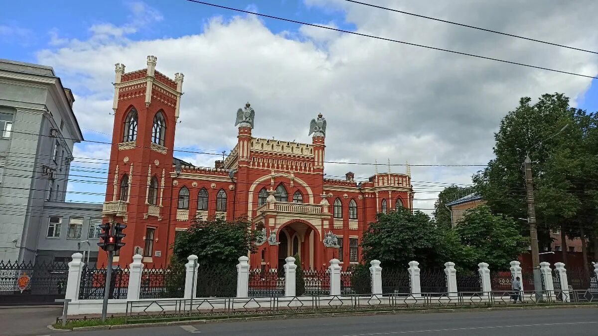 Какие объекты забыты в кирове. Особняк купца Булычева Киров. Здание УФСБ по Кировской области.