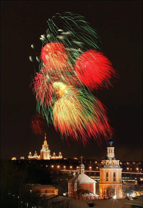 Салют в москве день защитника отечества. Фейерверк 23 февраля. Салют 23 февраля. День защитника Отечества праздничный салют. Открытки с 23 февраля с салютом.