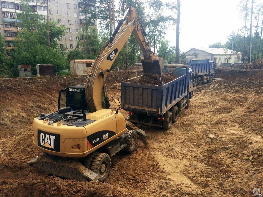 Jcb 205 экскаватор гусеничный. погрузка грунта в автомобили самосвалы. погрузка строительного мусора. камаз 6520 самосвал выгрузка грунта. экскаватор.