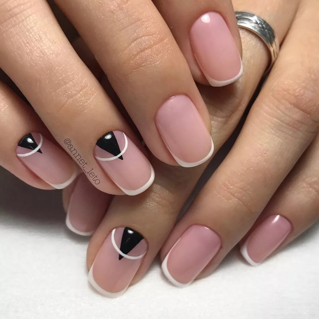 красивый френч. френч на короткие ногти. идеи дизайна френча. ногти со стразами. идеи французского маникюра.