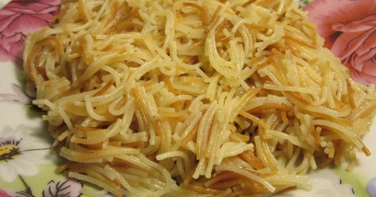Жареные спагетти на сковороде. Мелкая вермишель. Вермишель с мясом на сковороде. Вермишель паутинка блюдо. Вермишель варить.