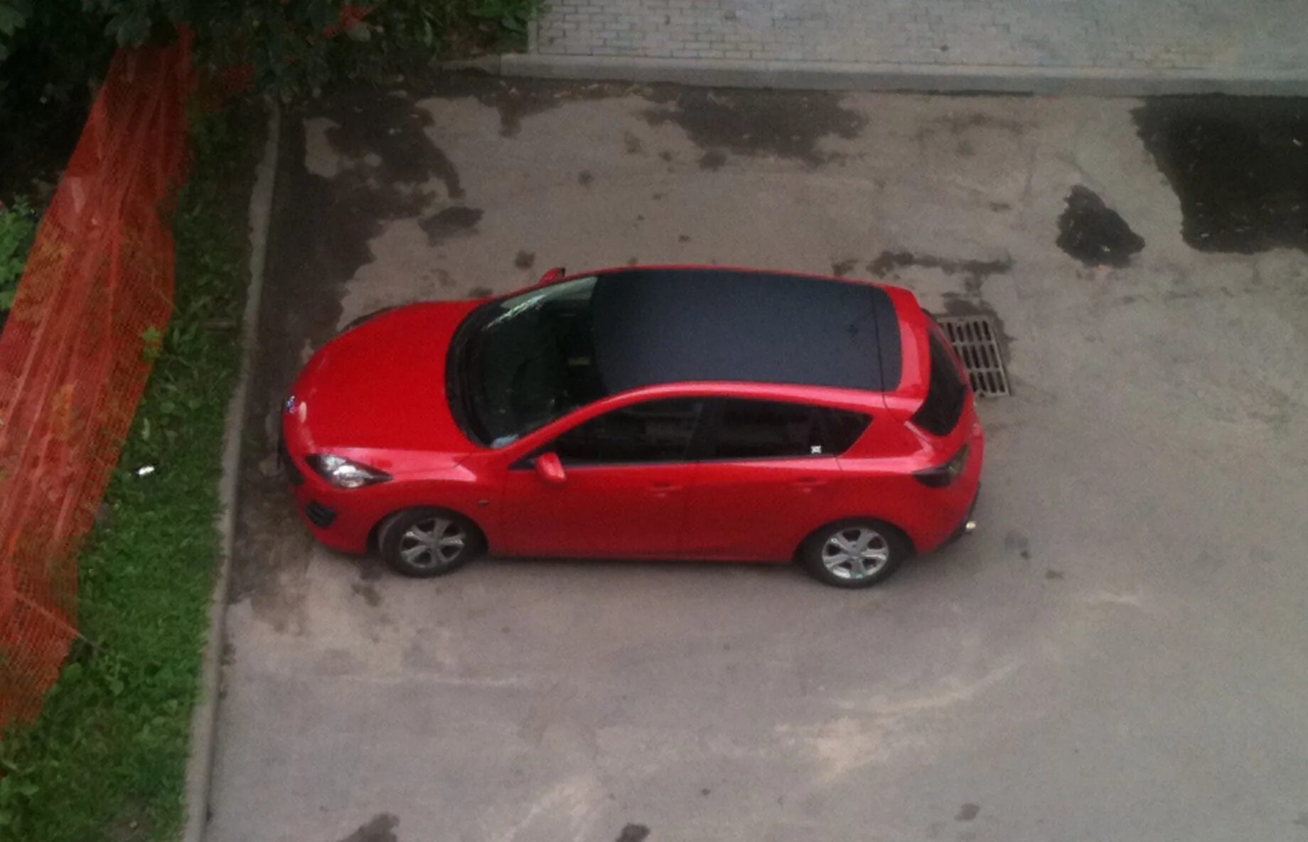 Yakima mazda 3. Мазда 3 красная. Бокс на крышу мазда 3 бк седан. Mazda 3 крыша. Крыша мазда 2.