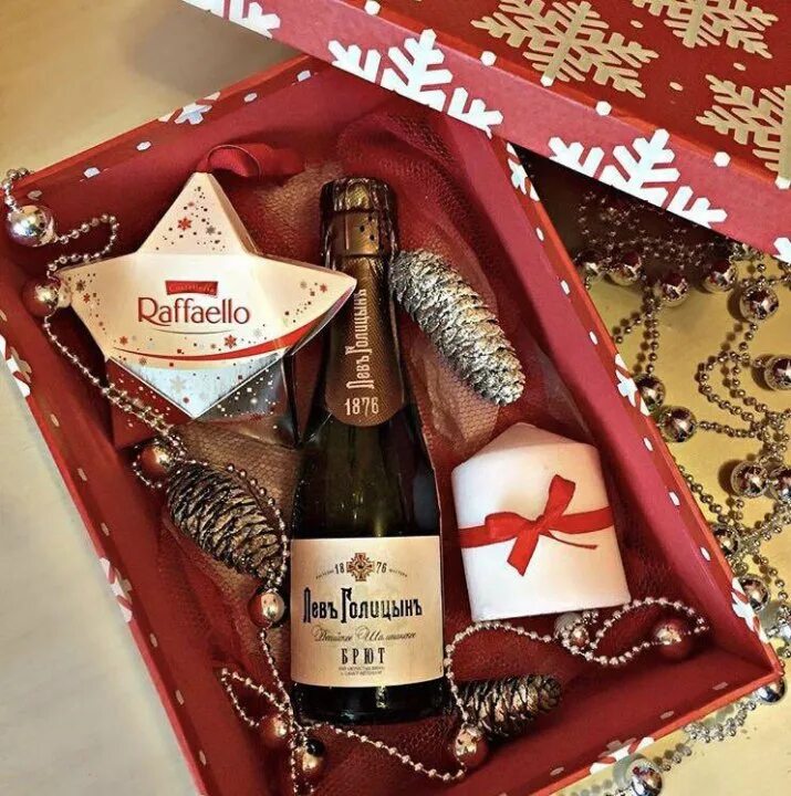 Новогодние корпоративные подарки. Подарочные боксы. Красивые подарочные наборы. Подарочный набор. Подарочный бокс с шампанским на новый год.