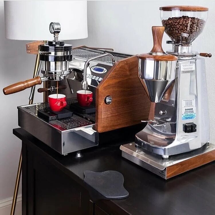 Эспрессо на la Marzocco. La Marzocco одногруппная. Леверная кофемашина. Эспрессо машина Италия. Ла бариста